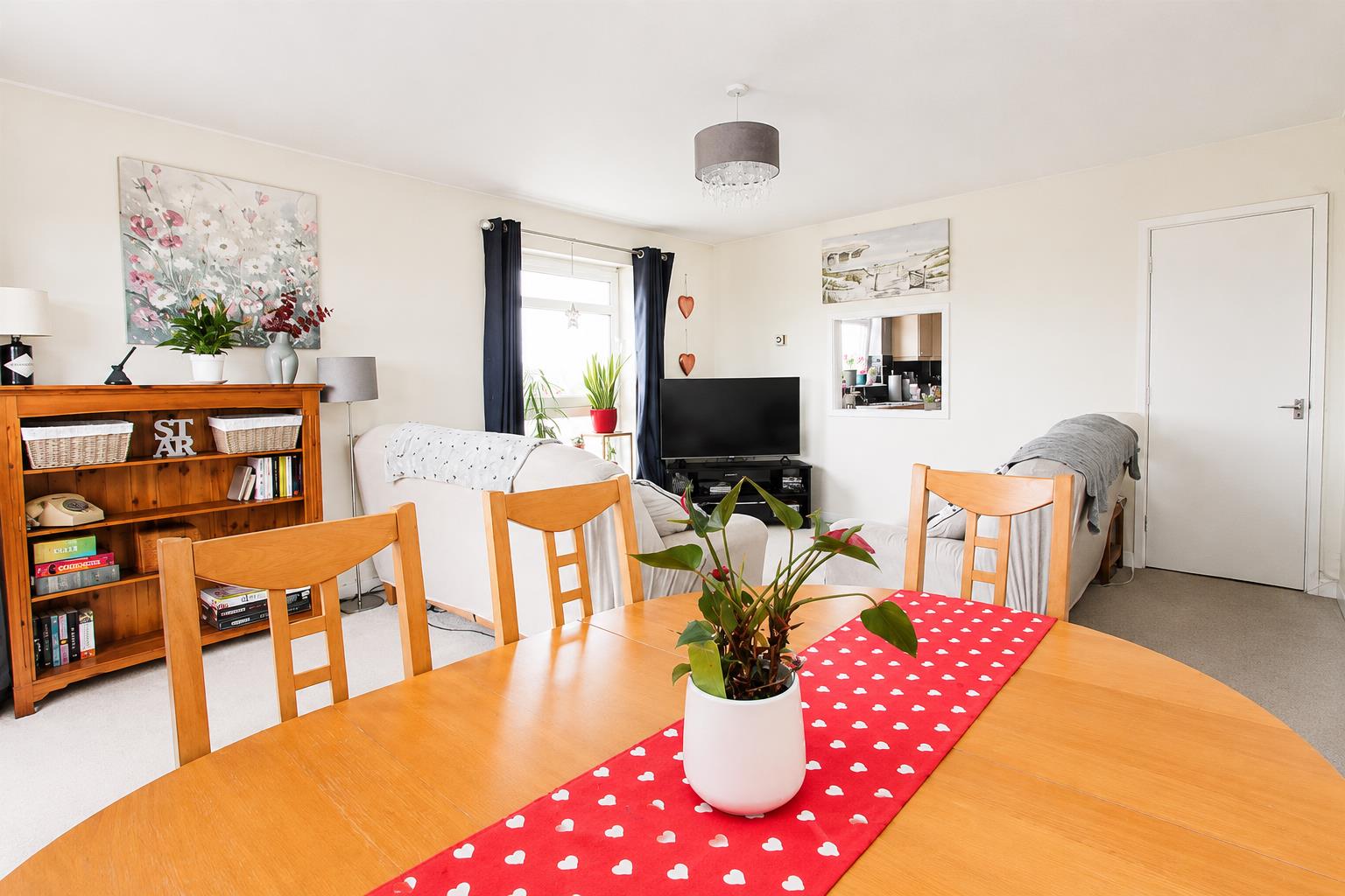 2 bed property in Beddington Gardens, Wallington